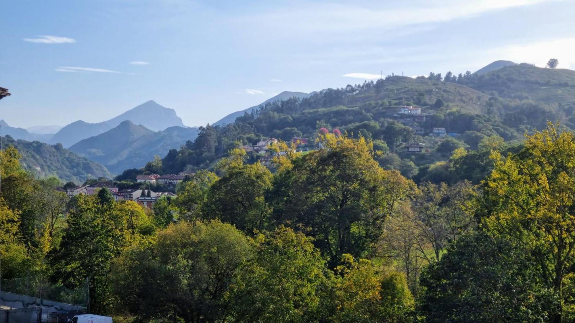 Cangas De Onis A Orillas Del Rio Sella Bagian luar foto