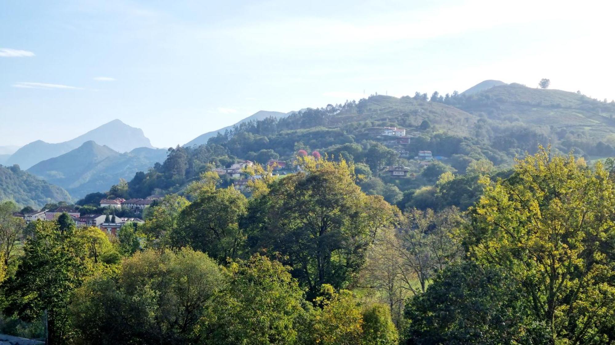 Cangas De Onis A Orillas Del Rio Sella Bagian luar foto